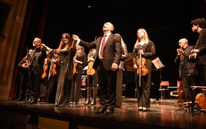 da sx gli artisti Paolo Zampini, Susanna Rigacci e Tiziano Mealli con l' Ensemble d'Archi "Per Alice" - Montecarlo 13.05.23