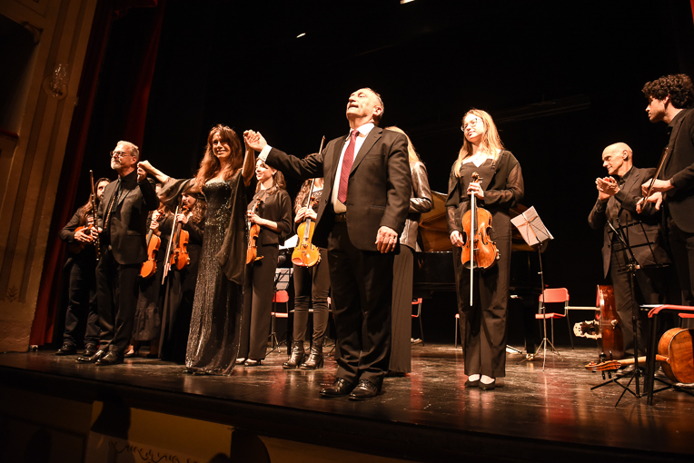 da sx gli artisti Paolo Zampini, Susanna Rigacci e Tiziano Mealli con l' Ensemble d'Archi "Per Alice" - Montecarlo 13.05.23
