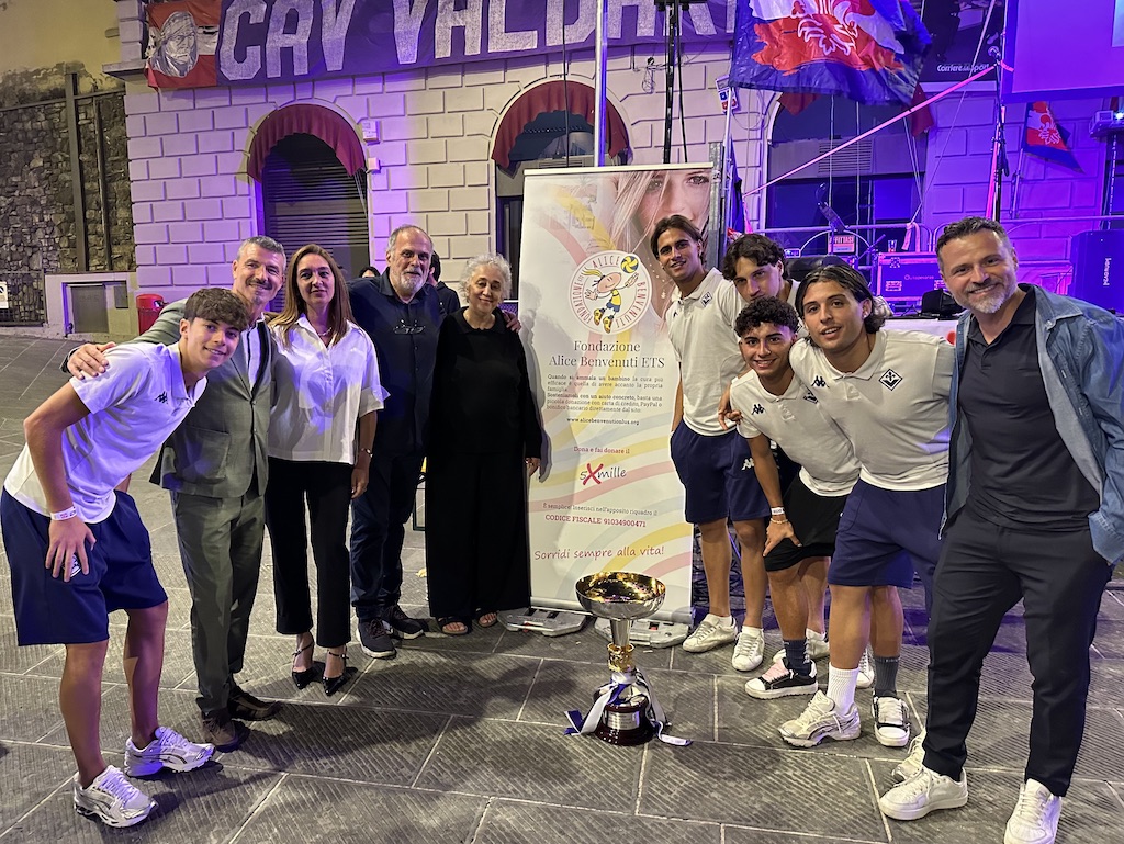 I Campioni d'Italia Calcio Primavera 25/26 con Lucia e Mario Benvenuti, il sindaco Loro Ciuffenna, Andrea Rossi, la vice sindaco Cinzia Santini, il consigliere regionale Francesco Casini - Loro Ciuffenna, 13 giugno 2016